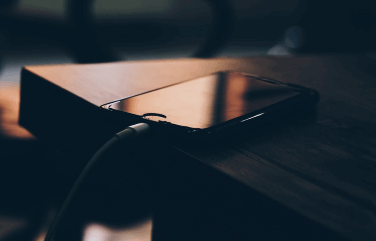 Gece Şarjda Bırakılan Telefonlar Sessizce Zarar Görüyor!