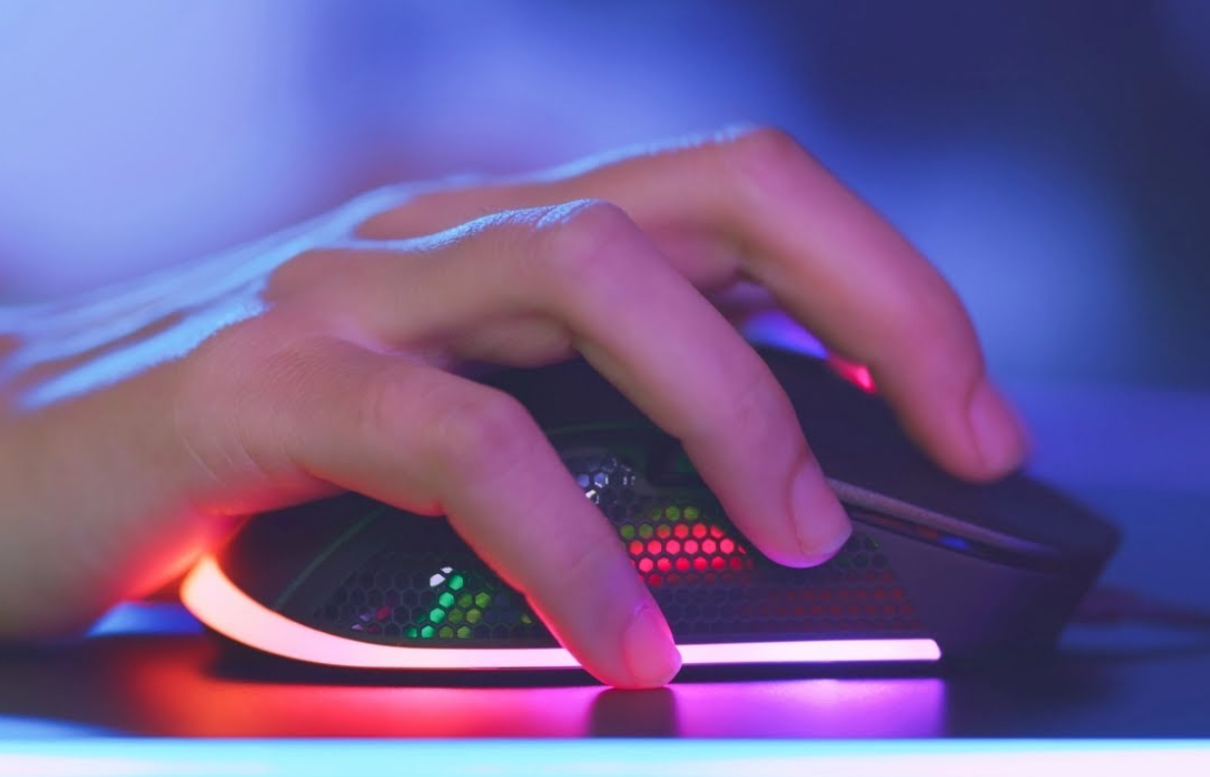 Masum Gibi Görünüyor ama Dinliyor: Her Evdeki Bu Cihaz Konuşmaları Kaydediyor!