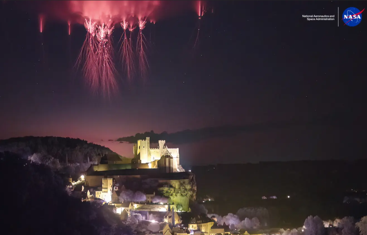 Gökyüzünde Kırmızı Denizanası: NASA’dan Uzaylı İddialarına Net Yanıt