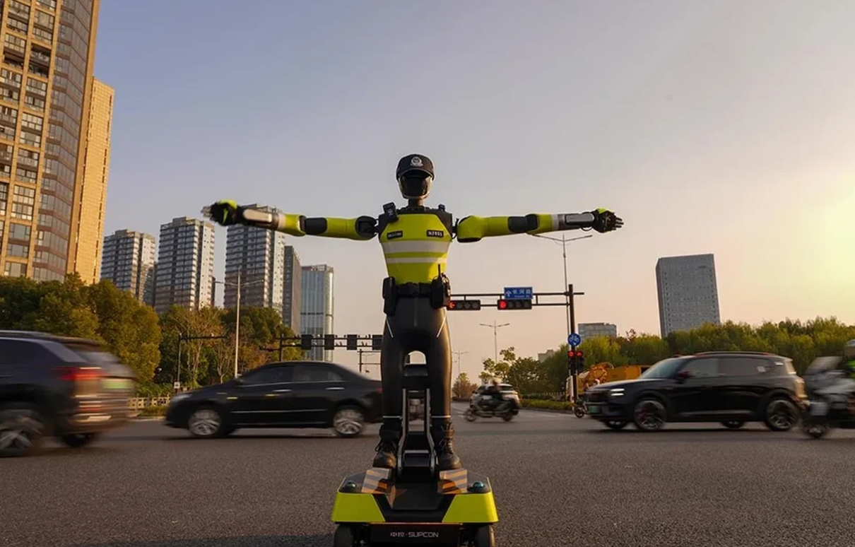 Yapay Zekâ Destekli Robot Polisler Hangzhou Trafiğinde Göreve Başladı