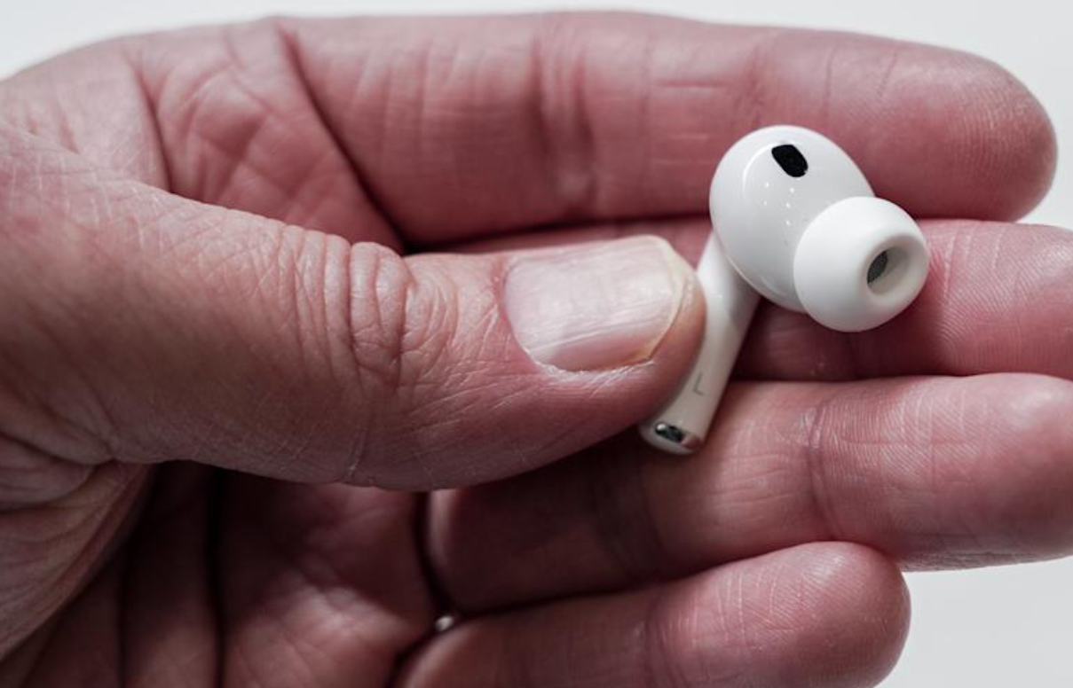 Apple’ın Kulaklık Patenti Tartışma Yarattı: Zihin Kontrolü mü, Sağlık Takibi mi?