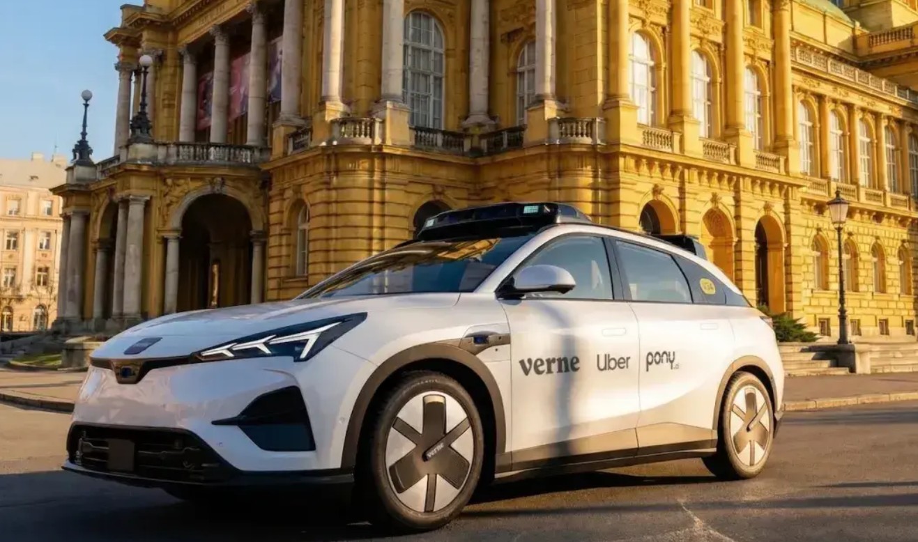 Tesla Terafab projesi: Tesla, Intel ile iş birliği içinde batarya üretim altyapısını güçlendiriyor. “Terafab” adı verilen yeni tesis, yüksek verimlilikli batarya üretimi için tasarlandı.