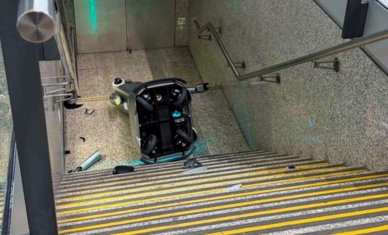 Hong Kong Uluslararası Havalimanı’nda Robot Devrildi, Soruşturma Başlatıldı